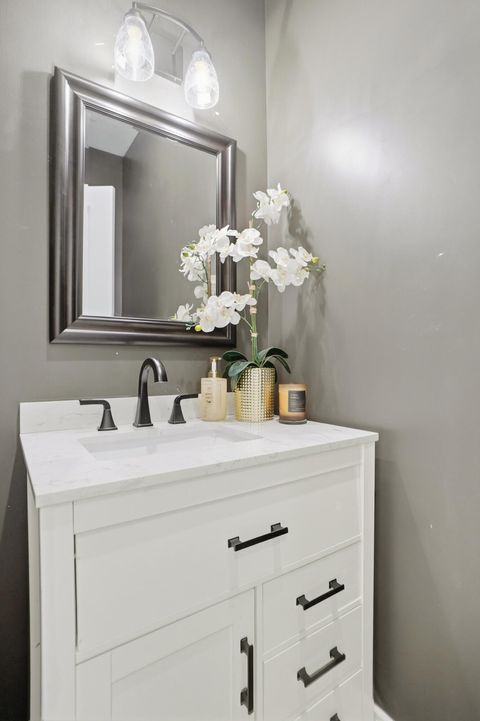 Tiny photo for 406 St Clair Avenue, Columbus, OH 43203 (MLS # 225045201)