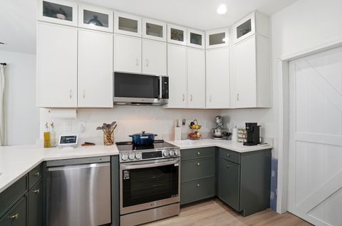 Tiny photo for 406 St Clair Avenue, Columbus, OH 43203 (MLS # 225045201)