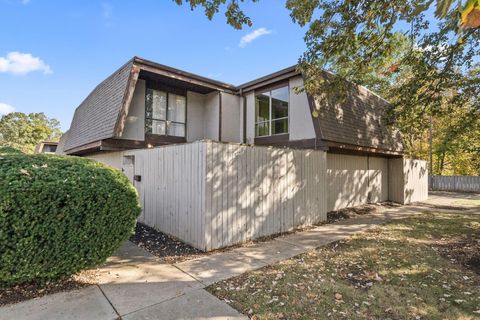 Photo of 5475 Worthington Forest Pl Place, Columbus, OH 43229 (MLS # 225037698)