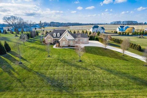 Photo of 5803 White Tail Drive, Canal Winchester, OH 43110 (MLS # 226001859)