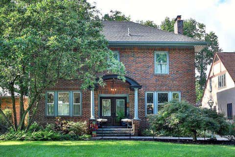 Photo of 67 W Cooke Road, Columbus, OH 43214 (MLS # 226031484)