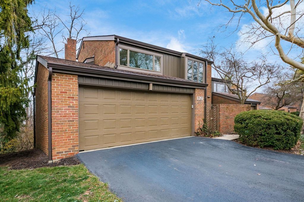 Photo of 120 Glen Circle, Worthington, OH 43085 (MLS # 225045524)