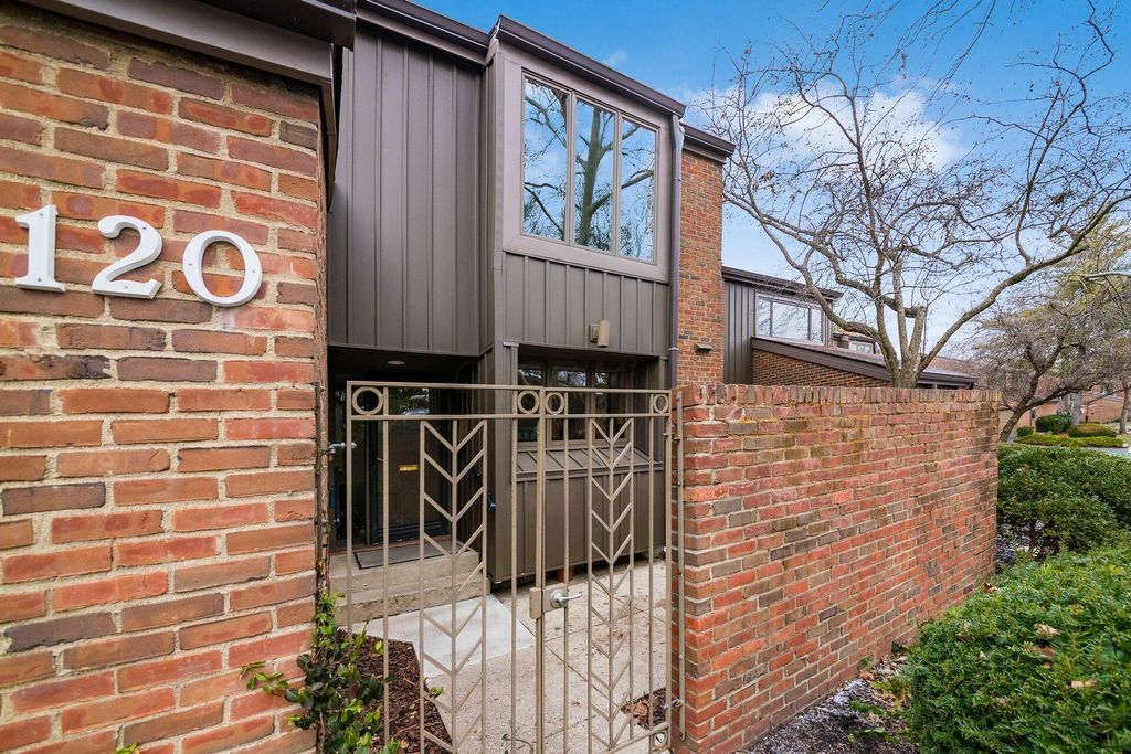 Photo of 120 Glen Circle, Worthington, OH 43085 (MLS # 225045524)