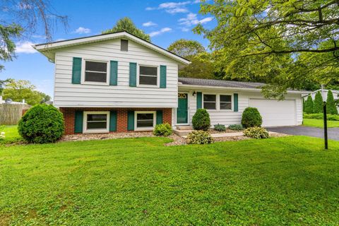 Photo of 216 River Forest Road, Pataskala, OH 43062 (MLS # 225034018)