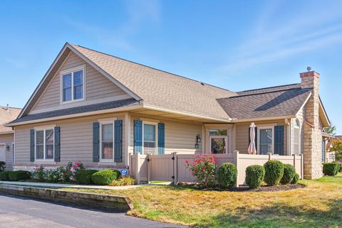 Photo of 4121 Waterside Place 13 #13, Grove City, OH 43123 (MLS # 225033787)