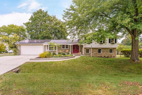 Photo of 4600 Astral Drive, Hilliard, OH 43026 (MLS # 225036566) Photo of 4600 Astral Drive, Hilliard, OH 43026 (MLS # 225036566)