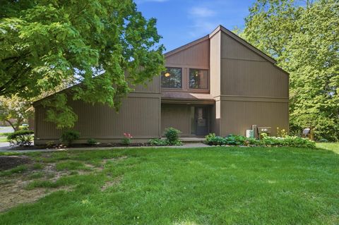 Photo of 2110 Willowick Square D #D, Columbus, OH 43229 (MLS # 226016285)