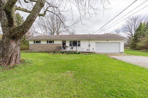 Photo of 392 Hickory Lane, Washington Court House, OH 43160 (MLS # 226009484)
