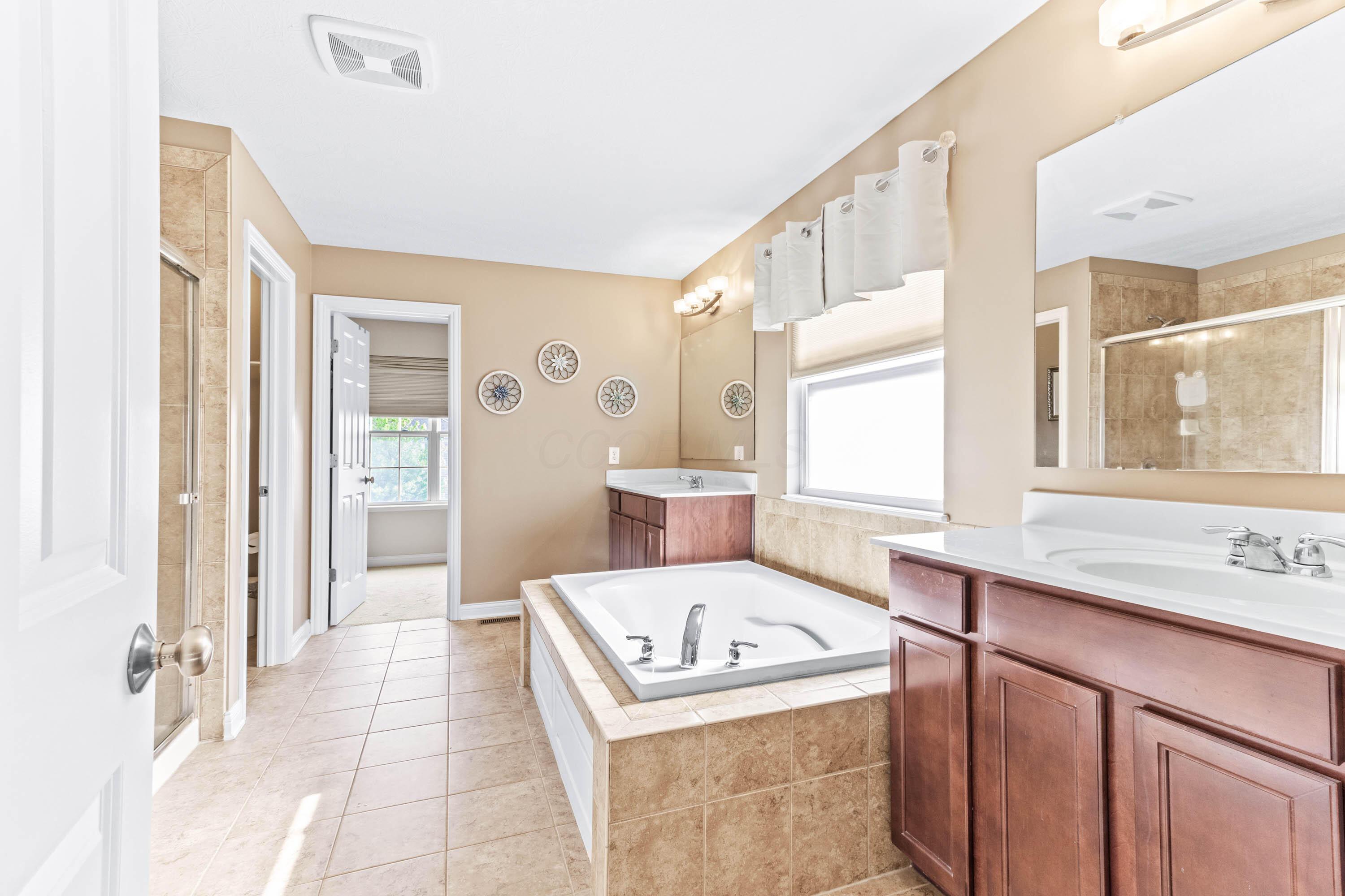 1356 Scotsman Drive, Grove City, Ohio image 17
