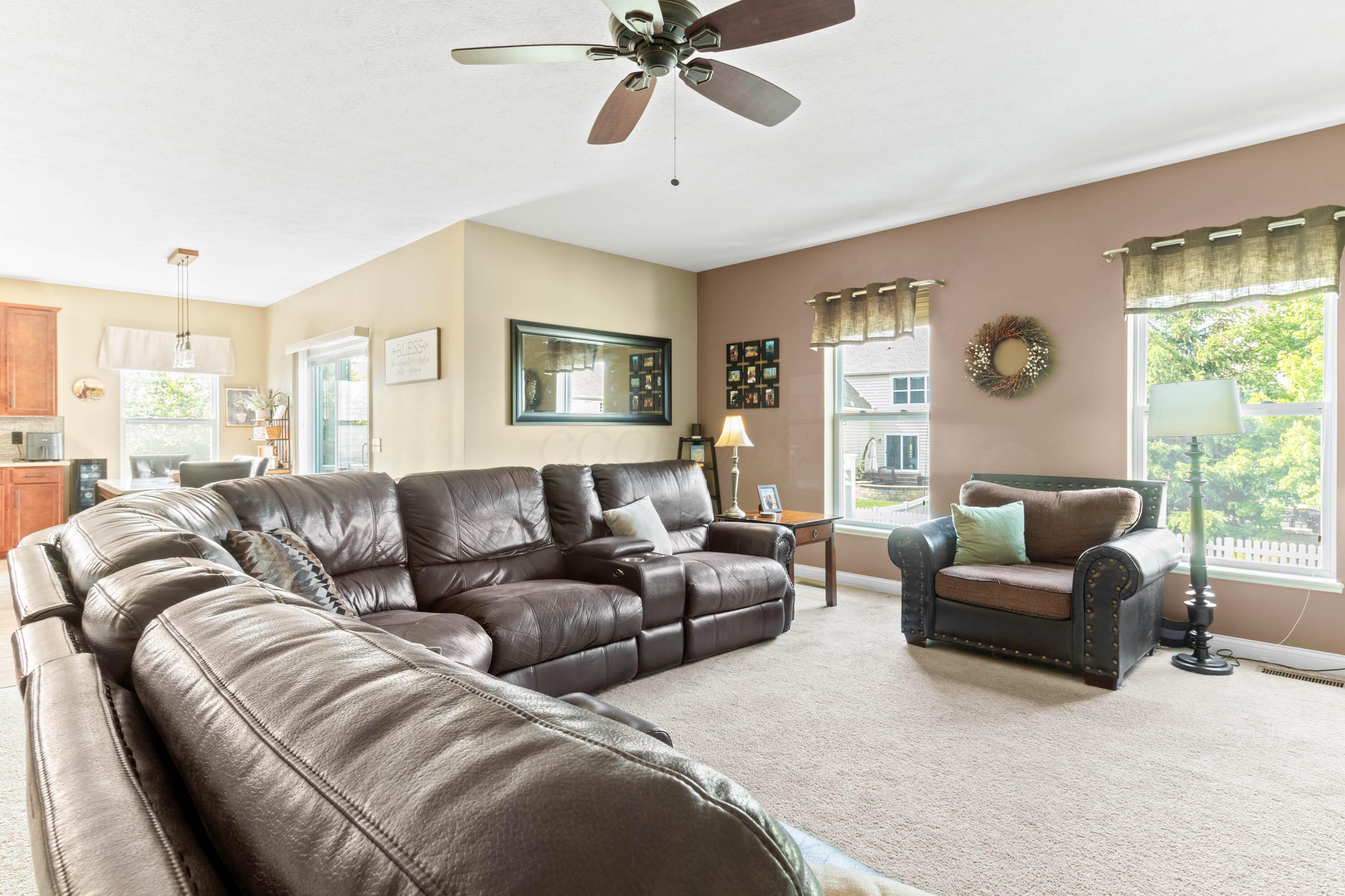 1356 Scotsman Drive, Grove City, Ohio image 7
