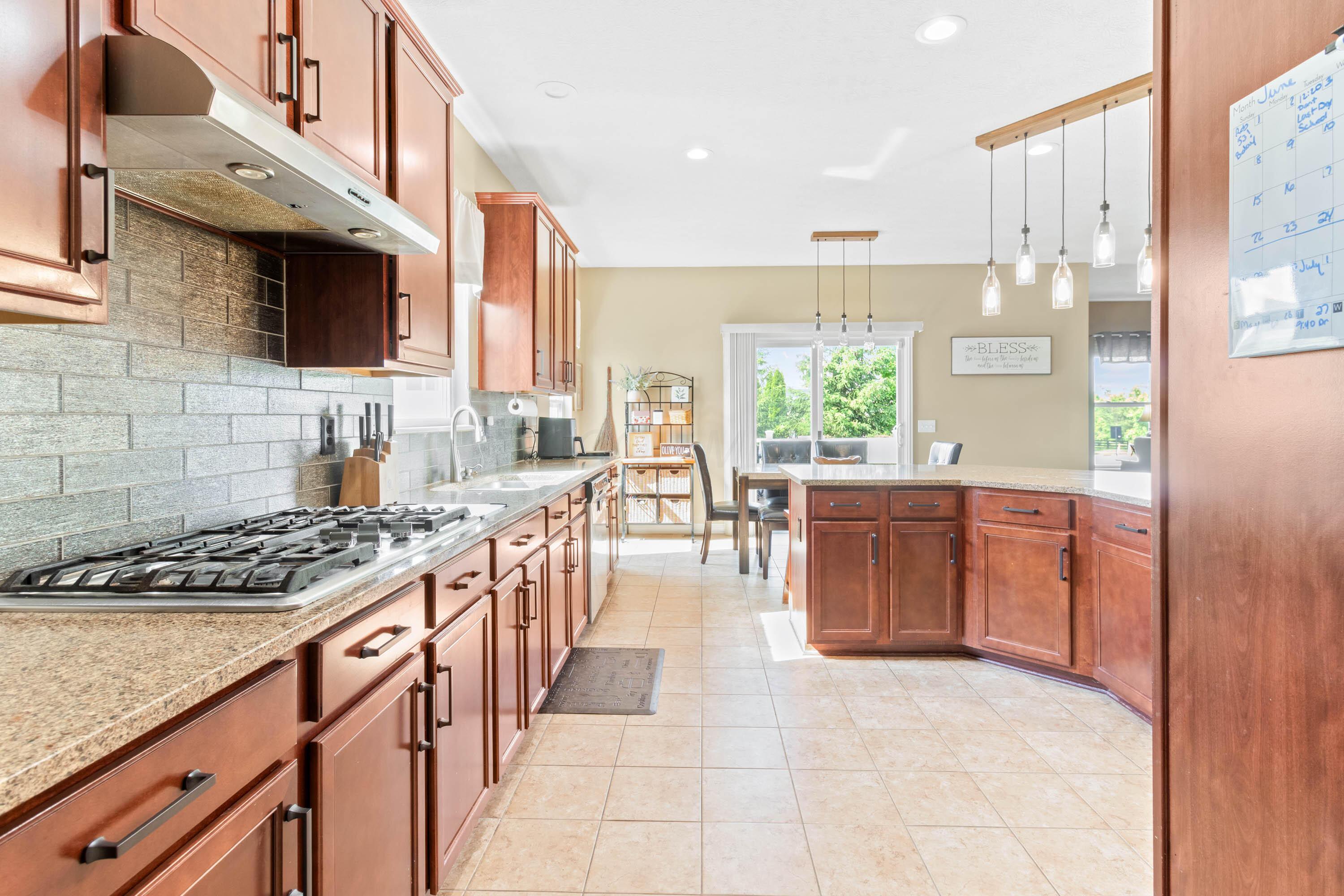 1356 Scotsman Drive, Grove City, Ohio image 10