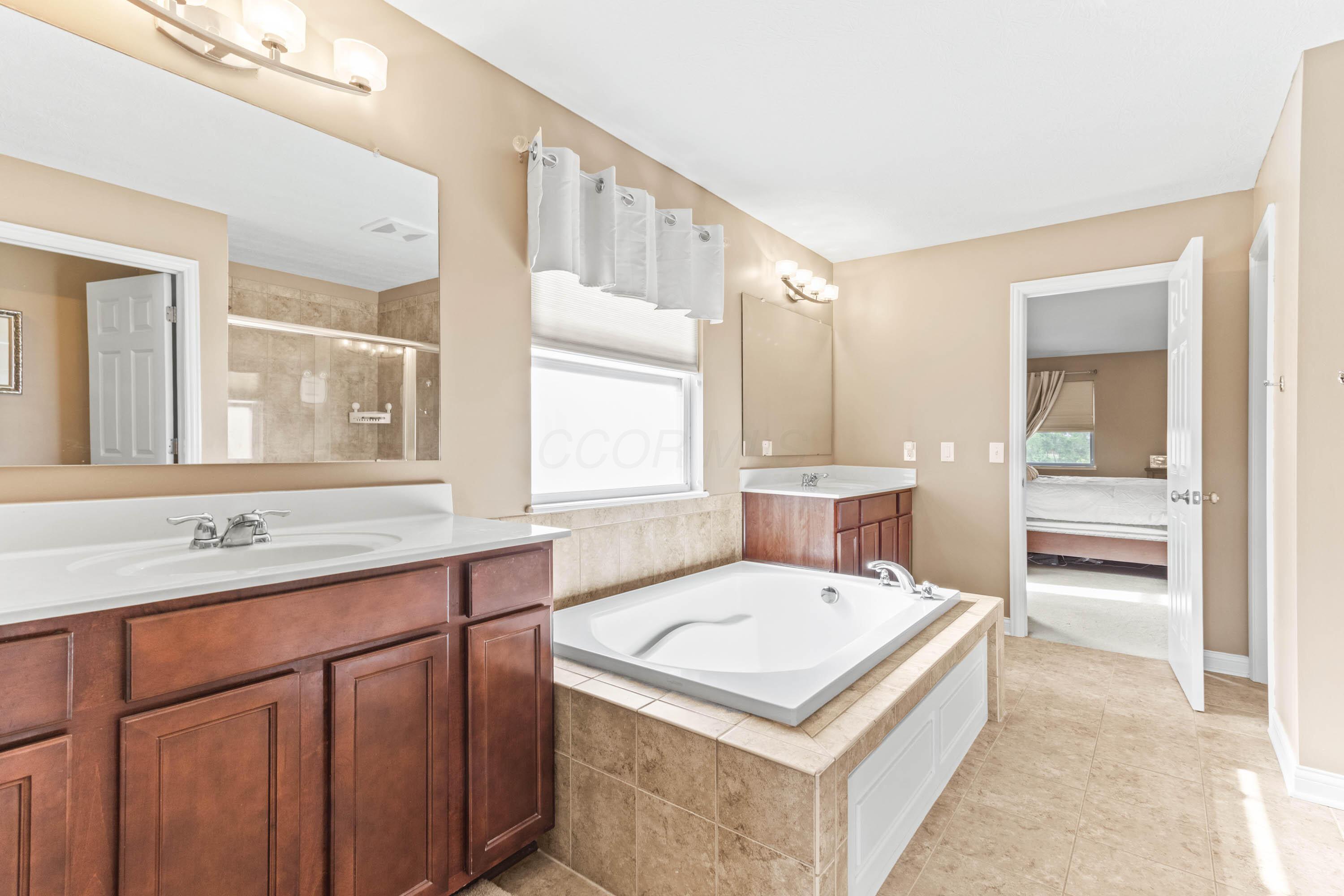 1356 Scotsman Drive, Grove City, Ohio image 18