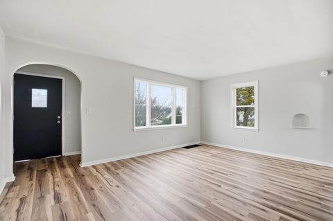 Tiny photo for 1915 Kenwood Avenue, Springfield, OH 45505 (MLS # 226000584)