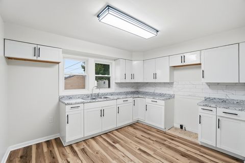 Tiny photo for 1915 Kenwood Avenue, Springfield, OH 45505 (MLS # 226000584)