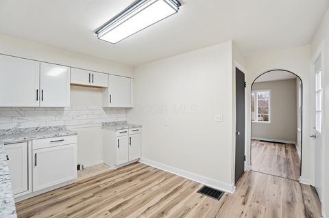 Tiny photo for 1915 Kenwood Avenue, Springfield, OH 45505 (MLS # 226000584)