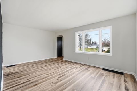 Tiny photo for 1915 Kenwood Avenue, Springfield, OH 45505 (MLS # 226000584)