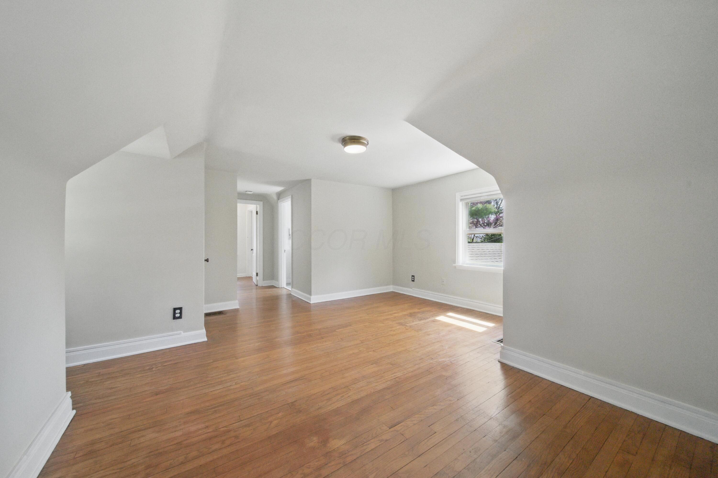 215 W Kenworth Road, Columbus, Ohio image 16