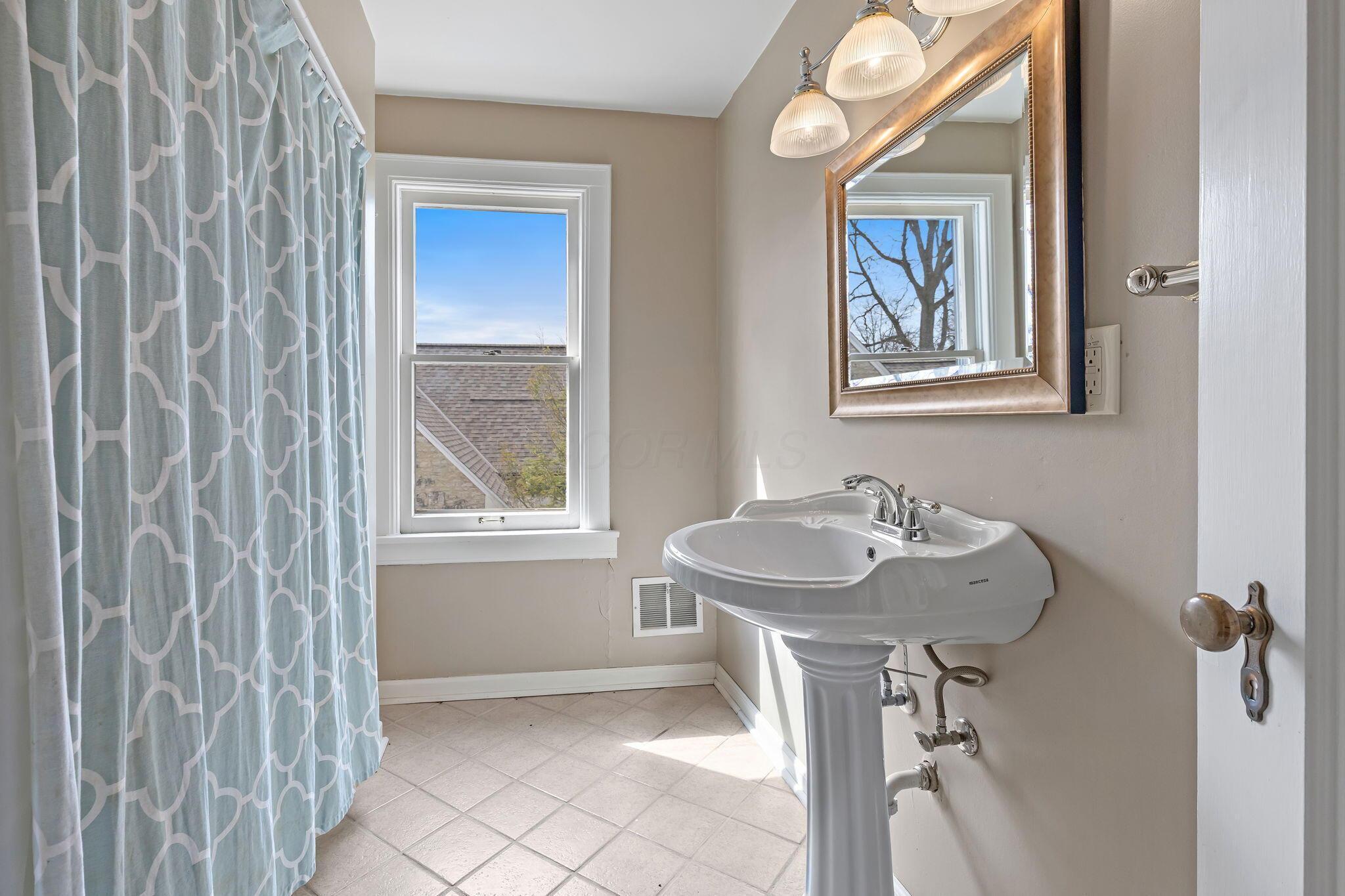 Columbus, Ohio 43221, United States, 5 Bedrooms Bedrooms, ,4 BathroomsBathrooms,Residential,Active,49796