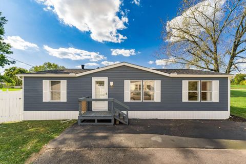 Photo of 2185 Maureen Boulevard S, Obetz, OH 43207 (MLS # 225040762) Photo of 2185 Maureen Boulevard S, Obetz, OH 43207 (MLS # 225040762)