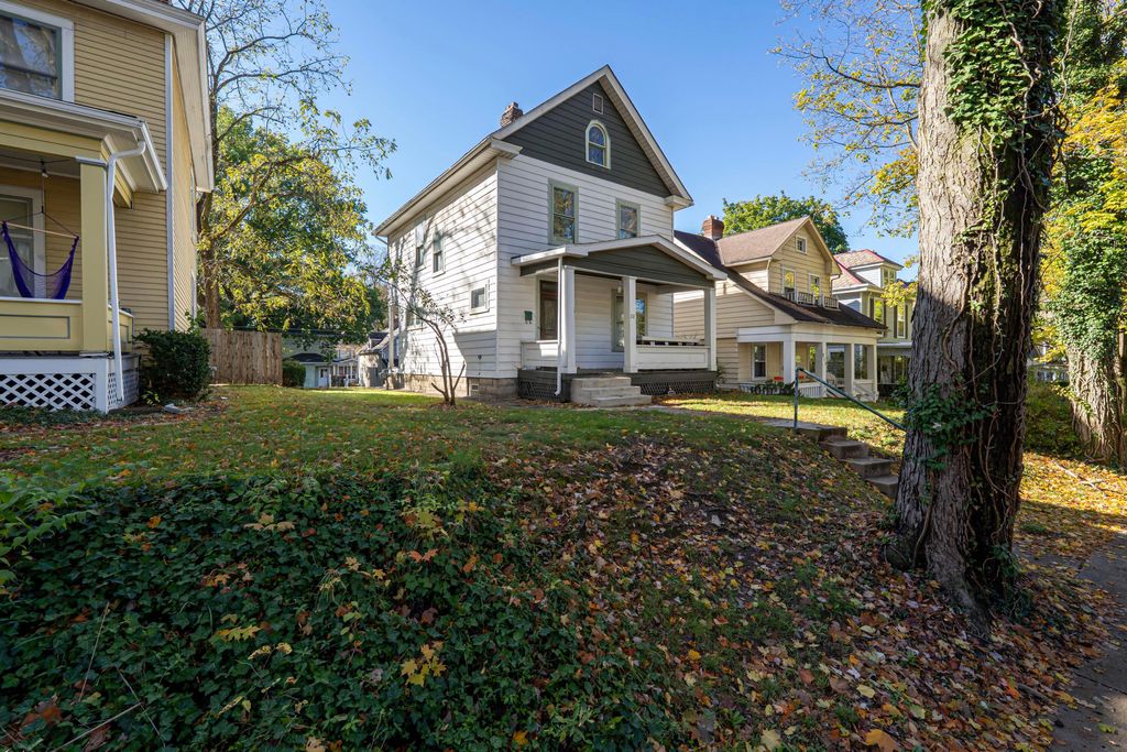 Photo for 217 E Oakland Avenue, Columbus, OH 43201 (MLS # 225040231)
