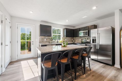 Tiny photo for 197 Chesapeake Circle, Springfield, OH 45505 (MLS # 225039652)