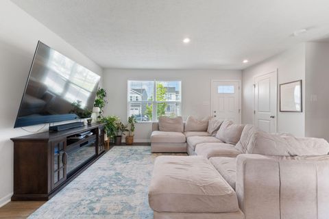 Tiny photo for 197 Chesapeake Circle, Springfield, OH 45505 (MLS # 225039652)