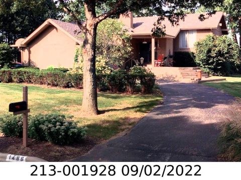 Photo of 1486 Clubview Boulevard S, Columbus, OH 43235 (MLS # 225037451)