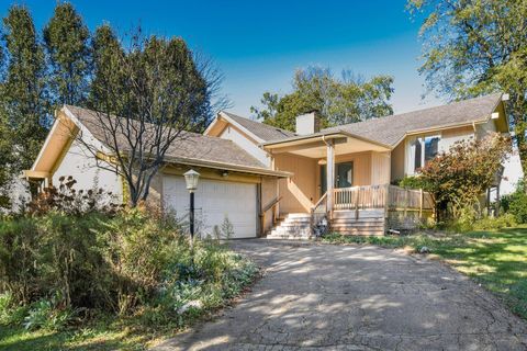 Photo of 1486 Clubview Boulevard S, Columbus, OH 43235 (MLS # 225037451)