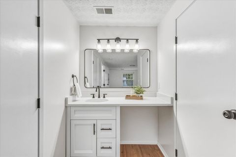 Tiny photo for 1929 Holly Ridge Road, Columbus, OH 43219 (MLS # 225045337)