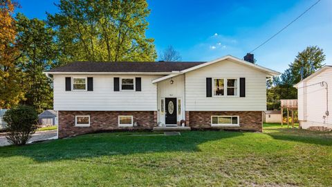 Photo of 162 E Newman Street, Zanesville, OH 43701 (MLS # 225039019)