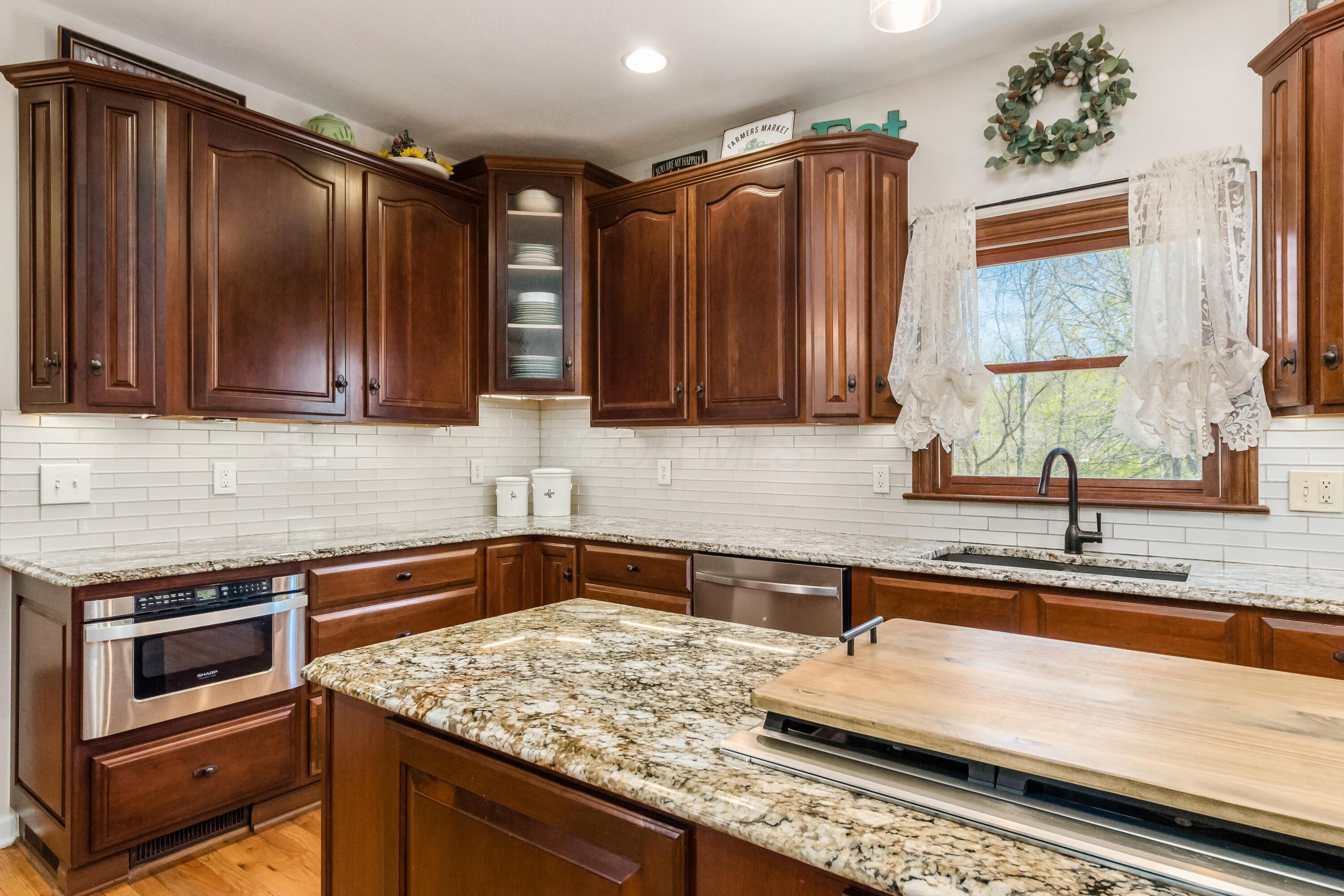 9719 Erin Woods Drive, Dublin, Ohio image 17
