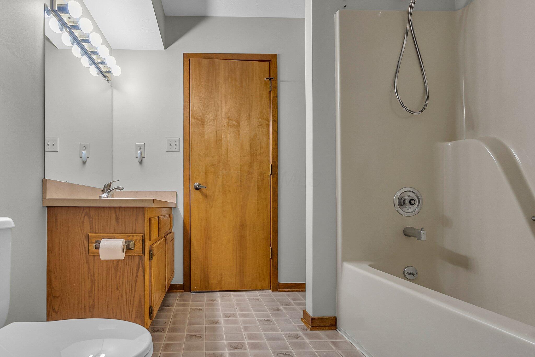 4240 Harlem Road, Galena, Ohio image 13