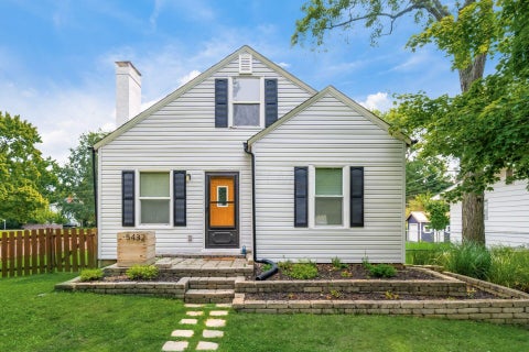 Photo of 5432 Sharon Park Avenue, Columbus, OH 43214 (MLS # 226021585)