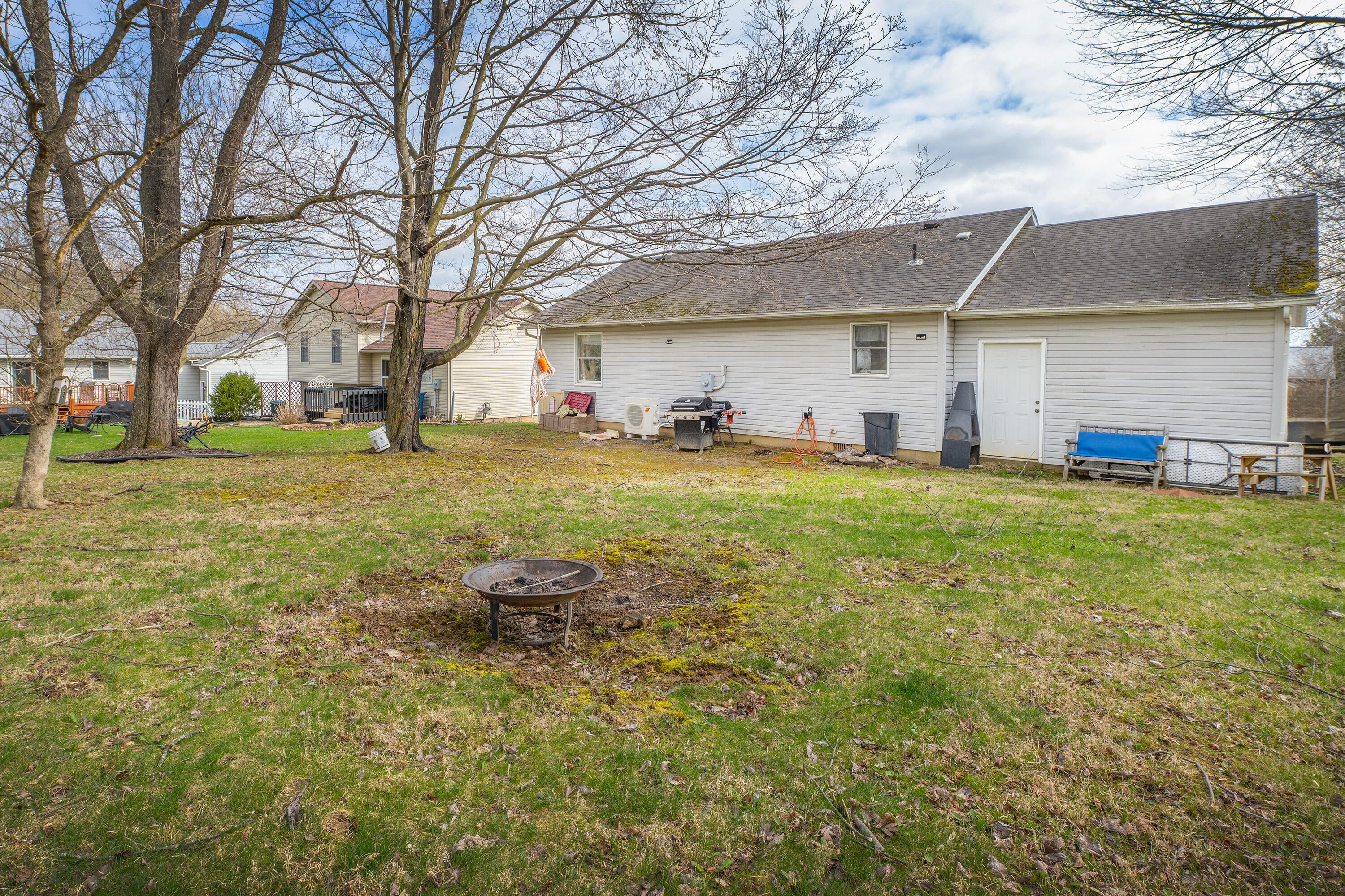 1709 Apple Valley Drive, Howard, Ohio image 3