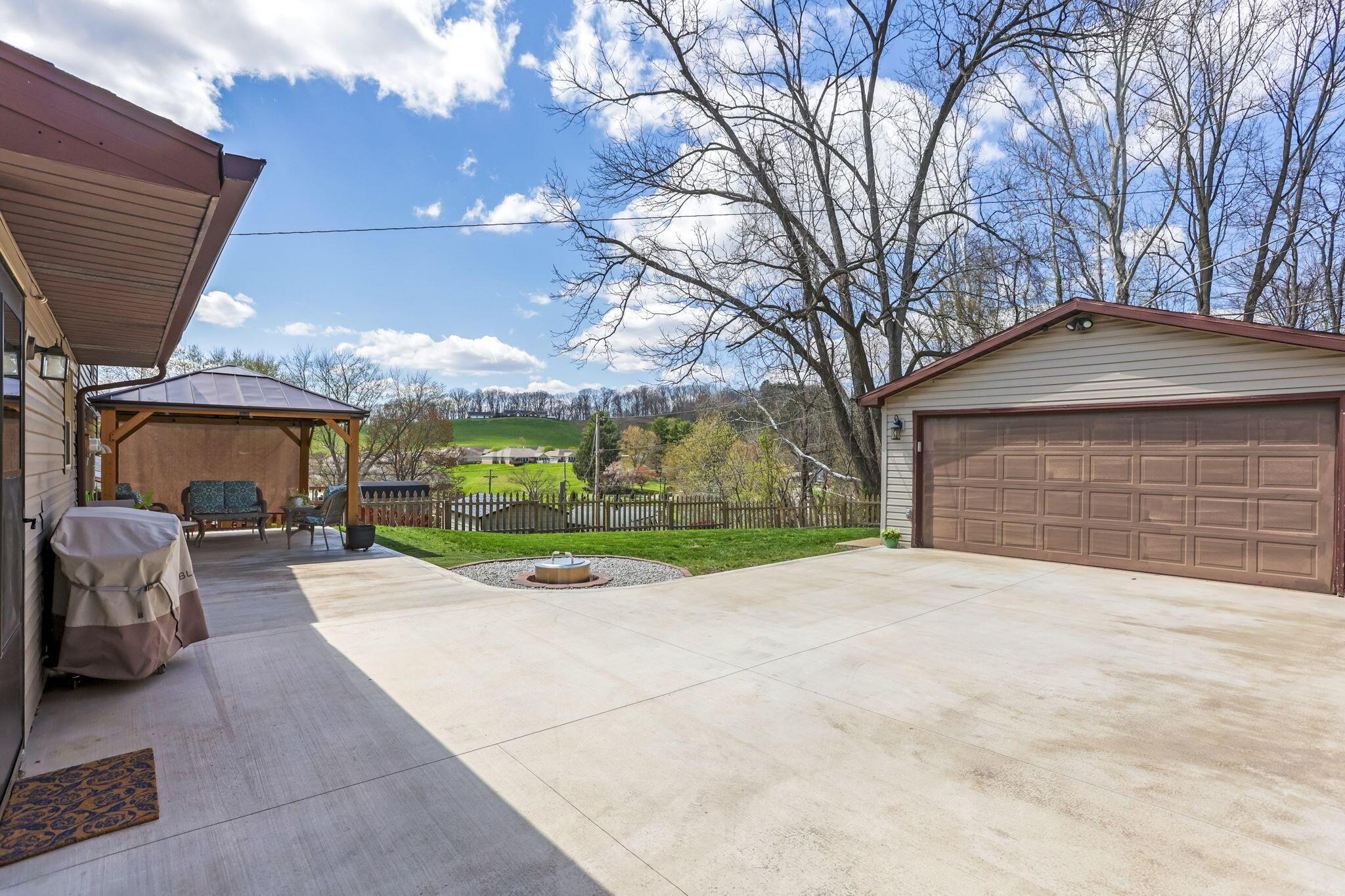 949 Betty Avenue, Logan, Ohio image 40