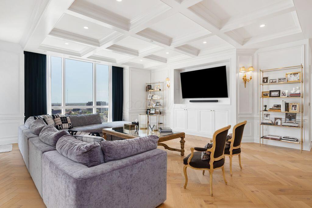 250 W Spring Street 1114