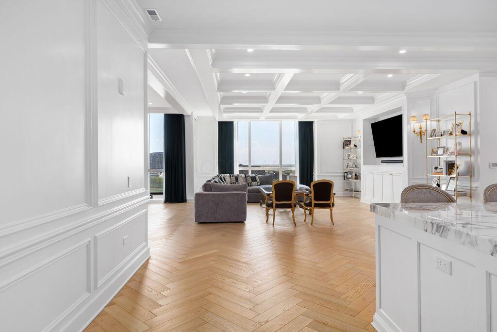 250 W Spring Street 1114