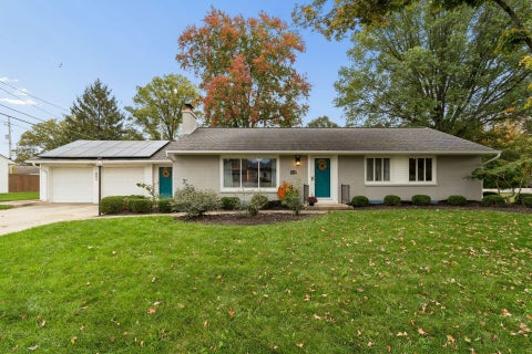 Photo of 602 E Cooke Road, Columbus, OH 43214 (MLS # 226039359)