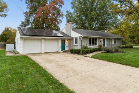 Tiny photo for 602 E Cooke Road, Columbus, OH 43214 (MLS # 226039359)