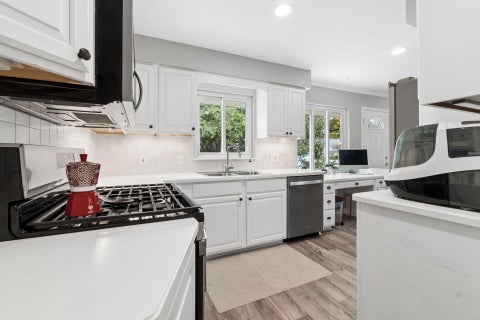 Tiny photo for 602 E Cooke Road, Columbus, OH 43214 (MLS # 226039359)