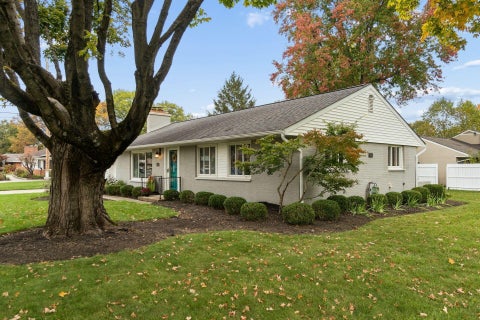 Tiny photo for 602 E Cooke Road, Columbus, OH 43214 (MLS # 226039359)