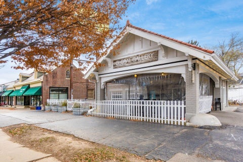 Tiny photo for 602 E Cooke Road, Columbus, OH 43214 (MLS # 226039359)