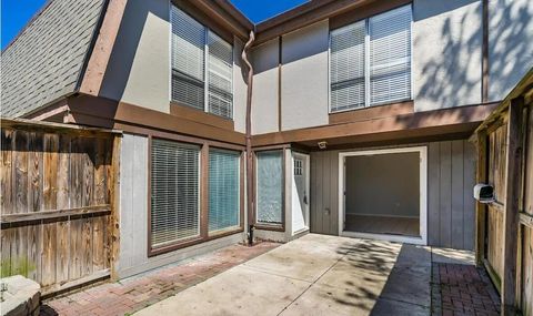 Photo of 5442 Worthington Forest Place, Columbus, OH 43229 (MLS # 226011642)