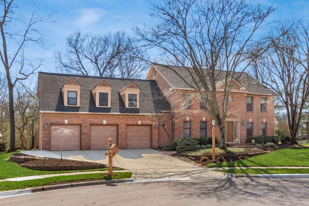 Photo of 941 Robbins Way, Worthington, OH 43085 (MLS # 226009307)