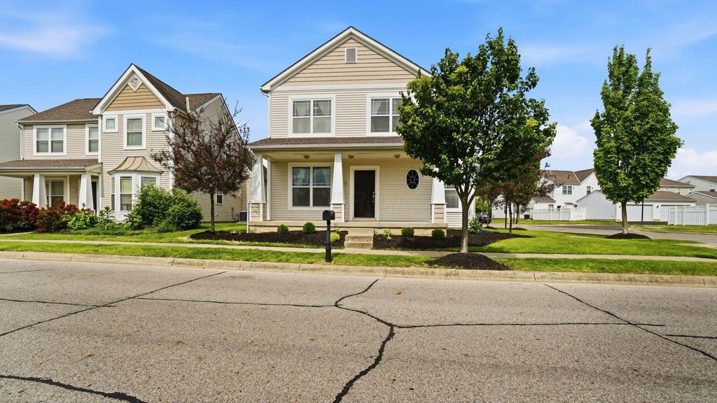 Photo of 4721 Sahalee Drive, Grove City, OH 43123 (MLS # 226017840)
