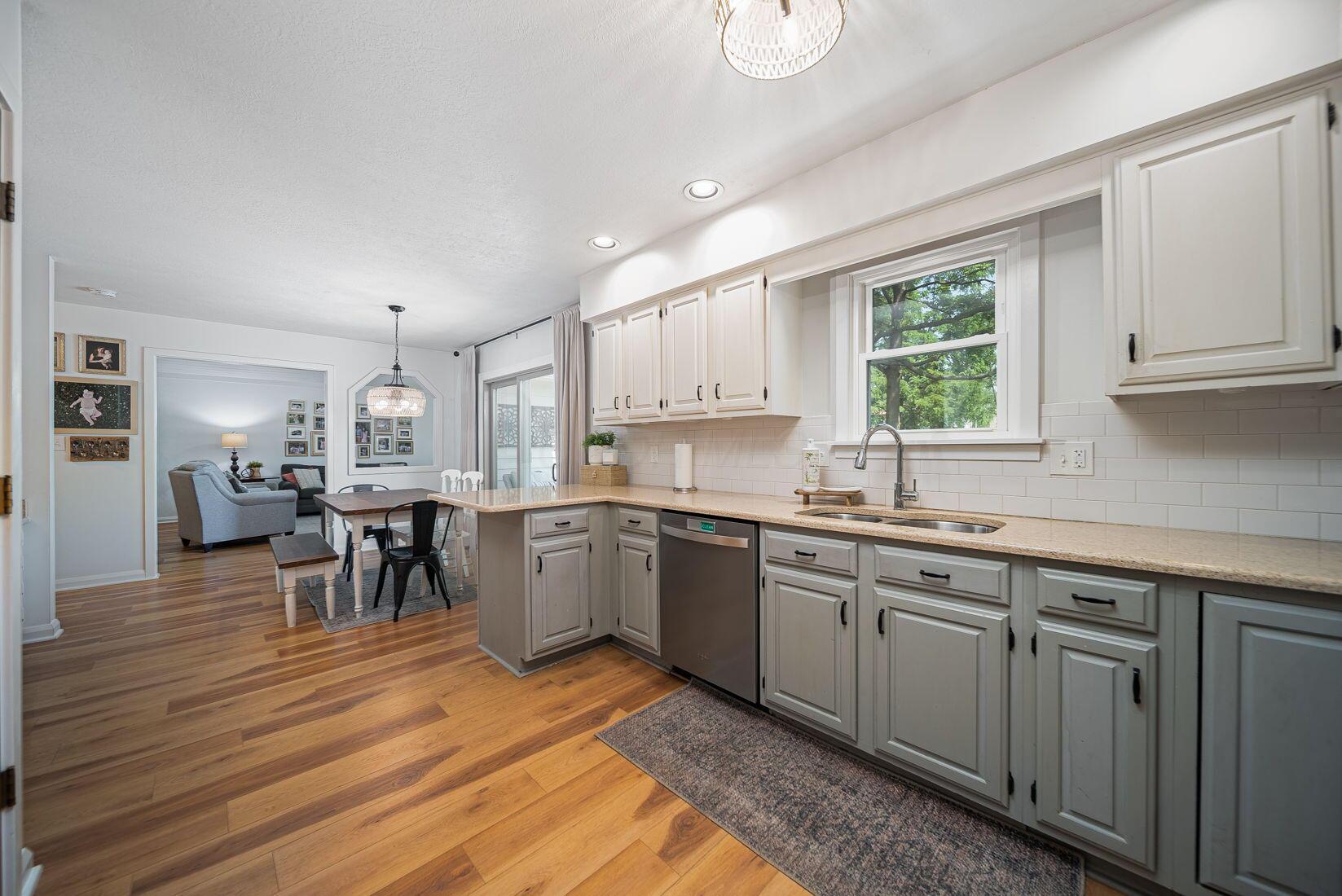 Grove City, Ohio 43123, United States, 4 Bedrooms Bedrooms, ,3 BathroomsBathrooms,Residential,Contingent,161330