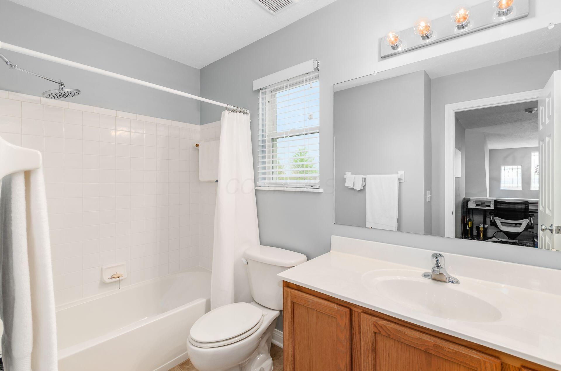 4703 Trumhall Drive, Grove City, Ohio image 24