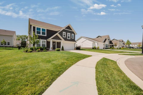 Photo of 1017 Queen Bee Place, Grove City, OH 43123 (MLS # 226030727)