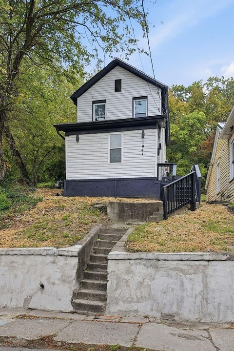 Photo of 1041 Market Street, Zanesville, OH 43701 (MLS # 226003417)