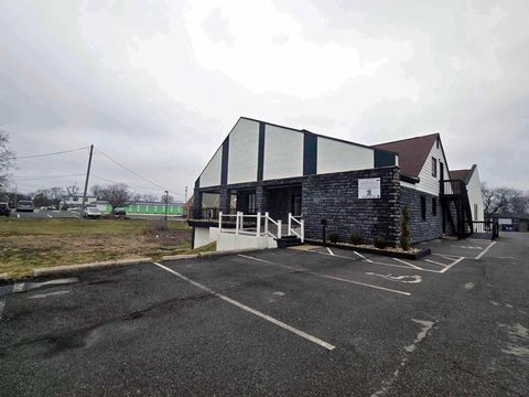 Photo of 4588 Kenny Road, Columbus, OH 43220 (MLS # 226006546)